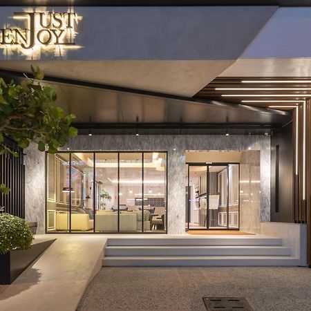 Just Enjoy Business Hotel Tainan Bagian luar foto