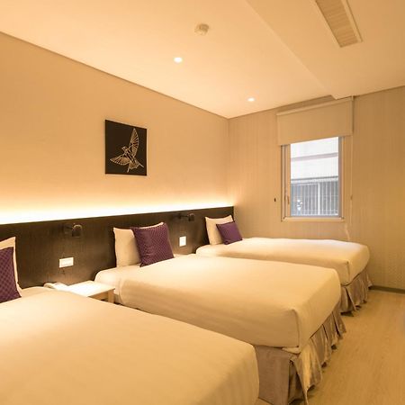 Just Enjoy Business Hotel Tainan Bagian luar foto