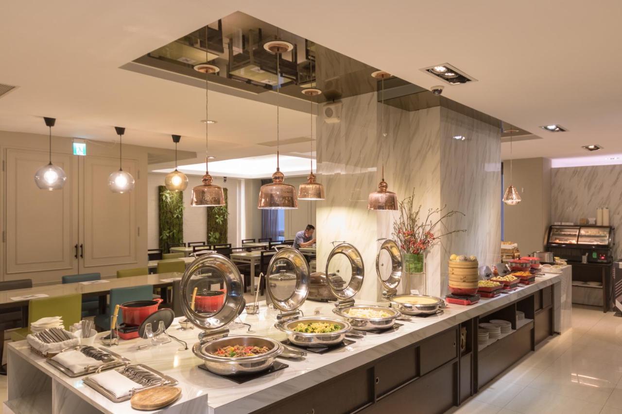Just Enjoy Business Hotel Tainan Bagian luar foto