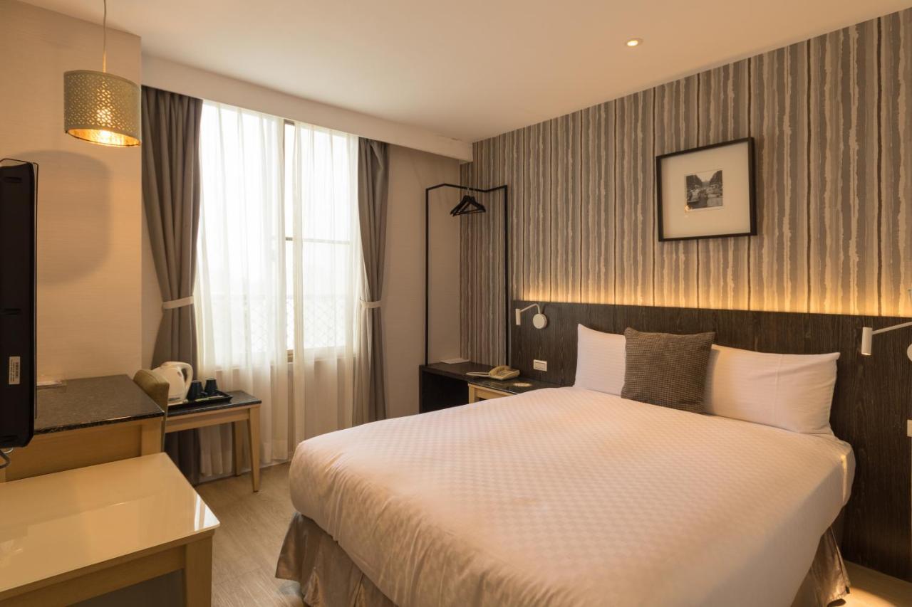 Just Enjoy Business Hotel Tainan Bagian luar foto