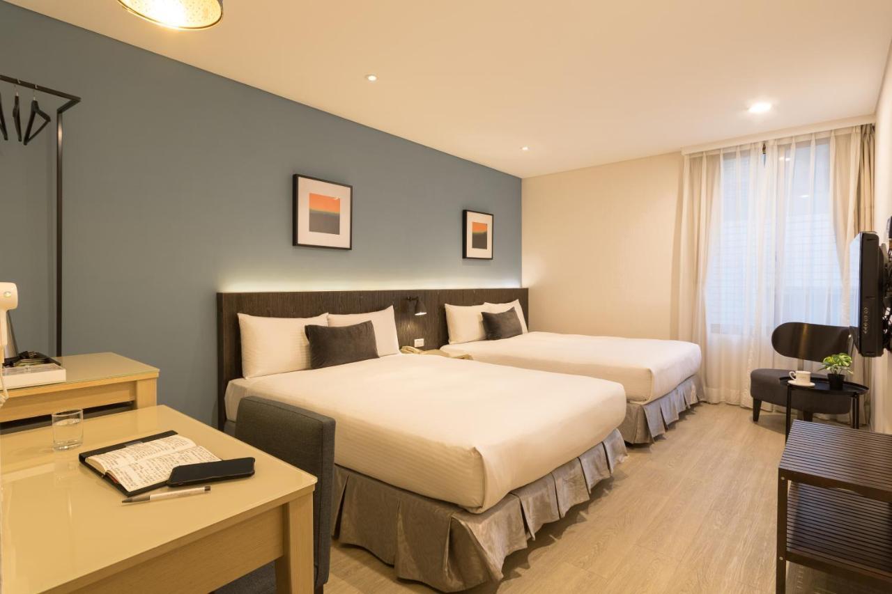 Just Enjoy Business Hotel Tainan Bagian luar foto