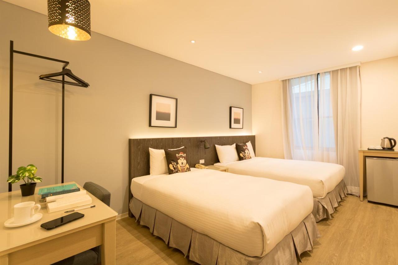 Just Enjoy Business Hotel Tainan Bagian luar foto