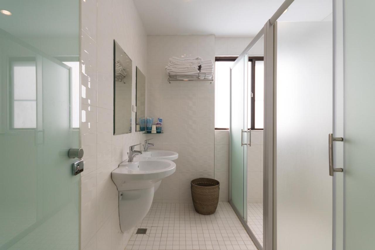 Just Enjoy Business Hotel Tainan Bagian luar foto
