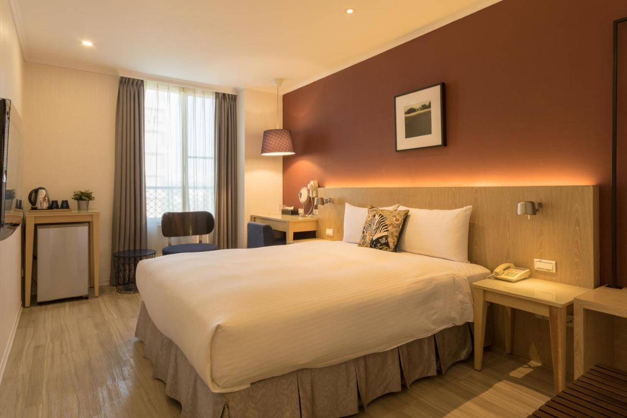 Just Enjoy Business Hotel Tainan Bagian luar foto