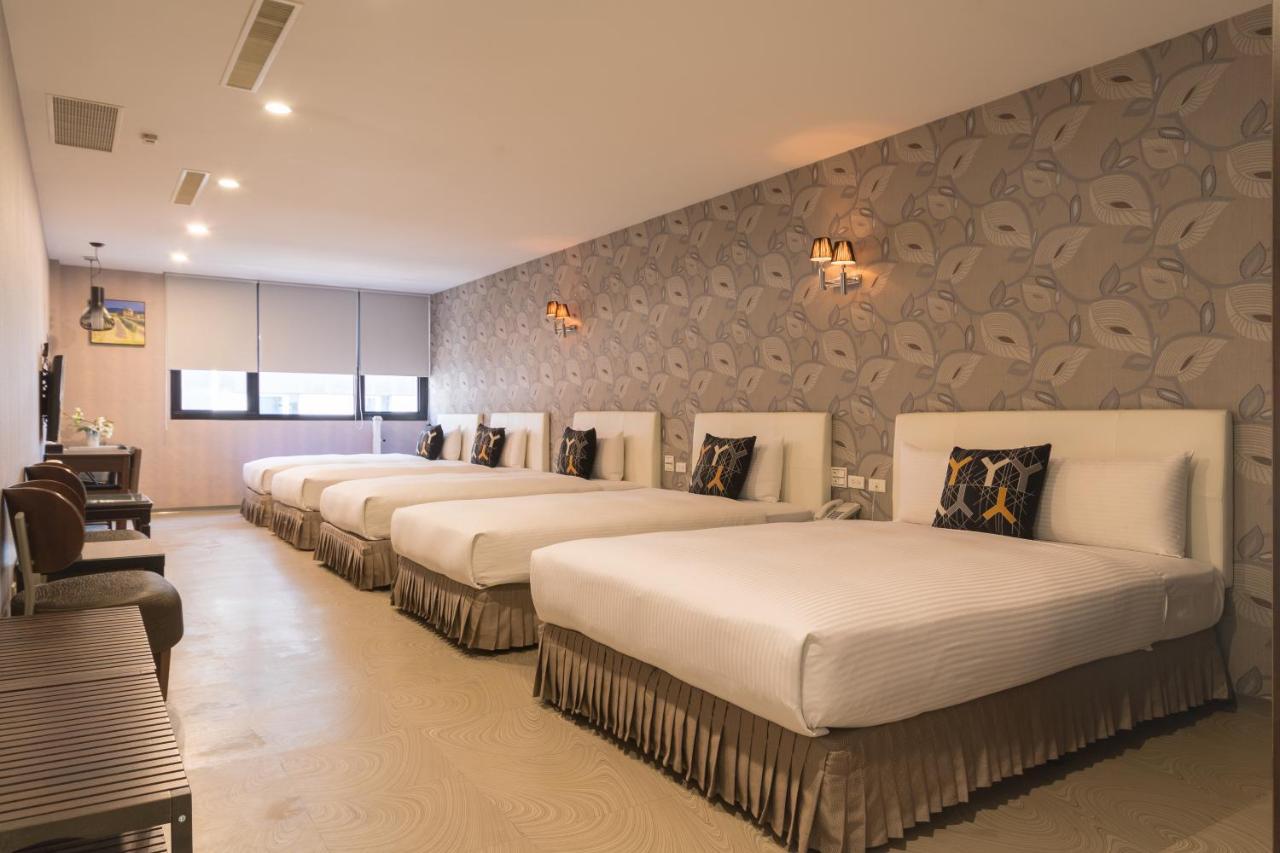 Just Enjoy Business Hotel Tainan Bagian luar foto
