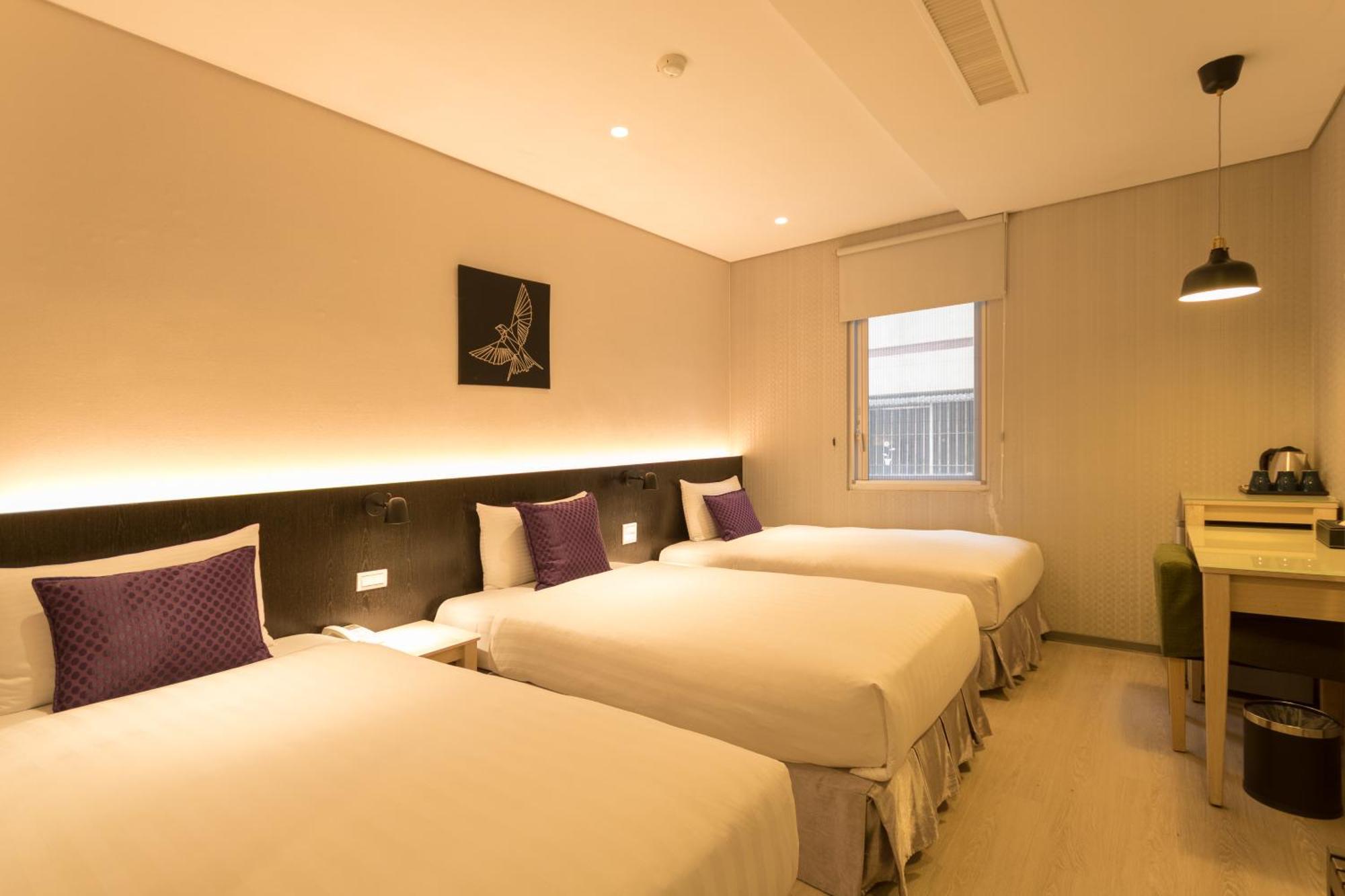 Just Enjoy Business Hotel Tainan Bagian luar foto