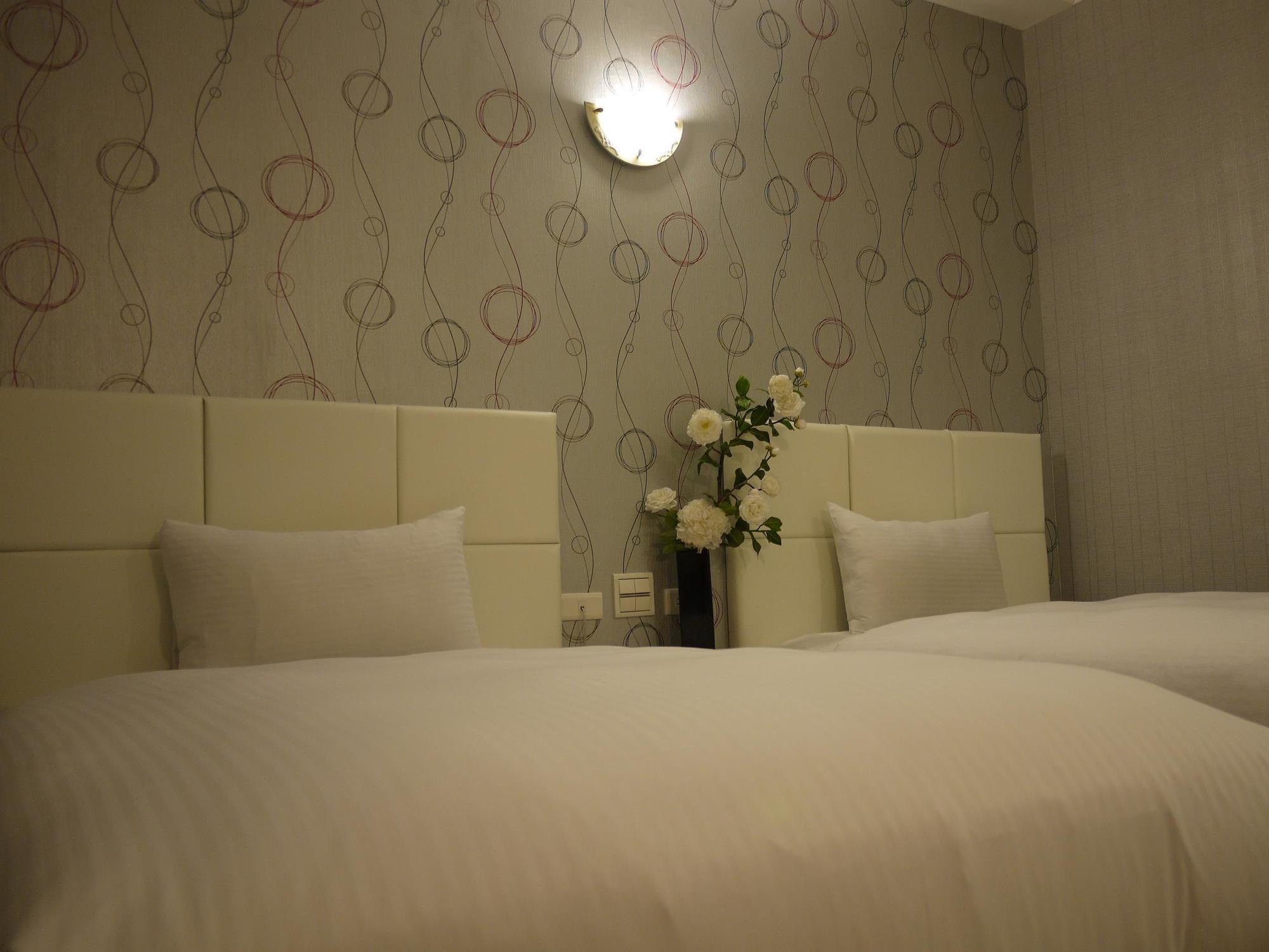 Just Enjoy Business Hotel Tainan Bagian luar foto
