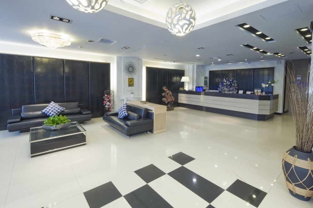 Just Enjoy Business Hotel Tainan Bagian luar foto