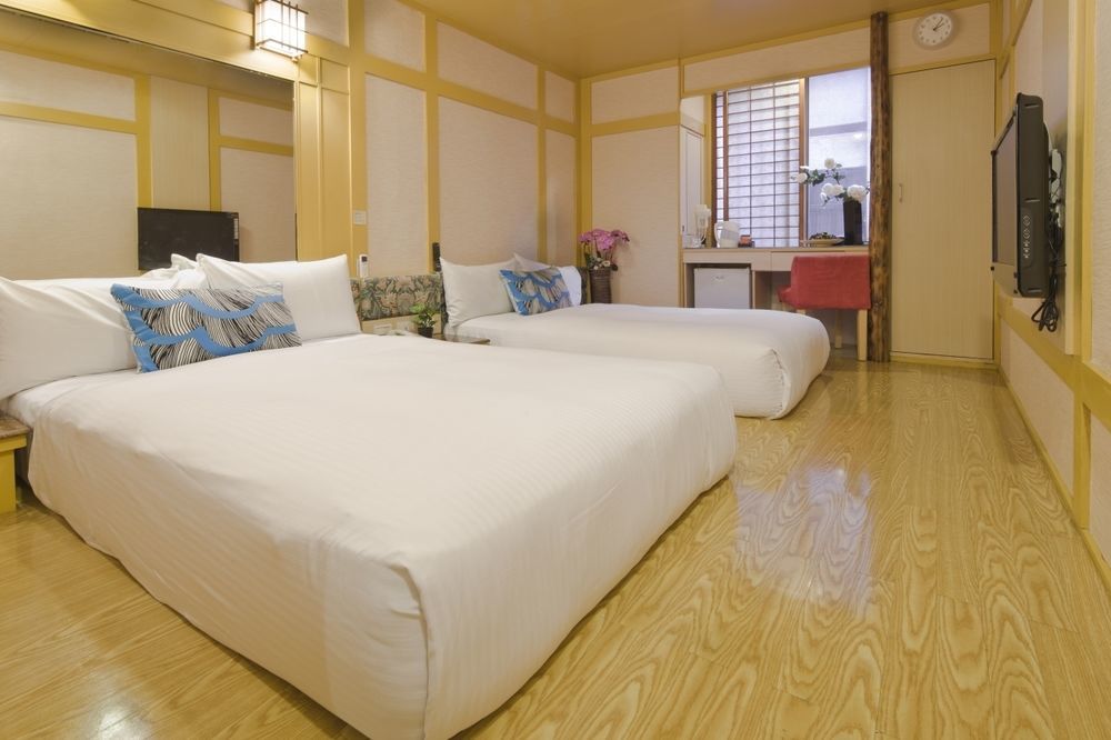 Just Enjoy Business Hotel Tainan Bagian luar foto