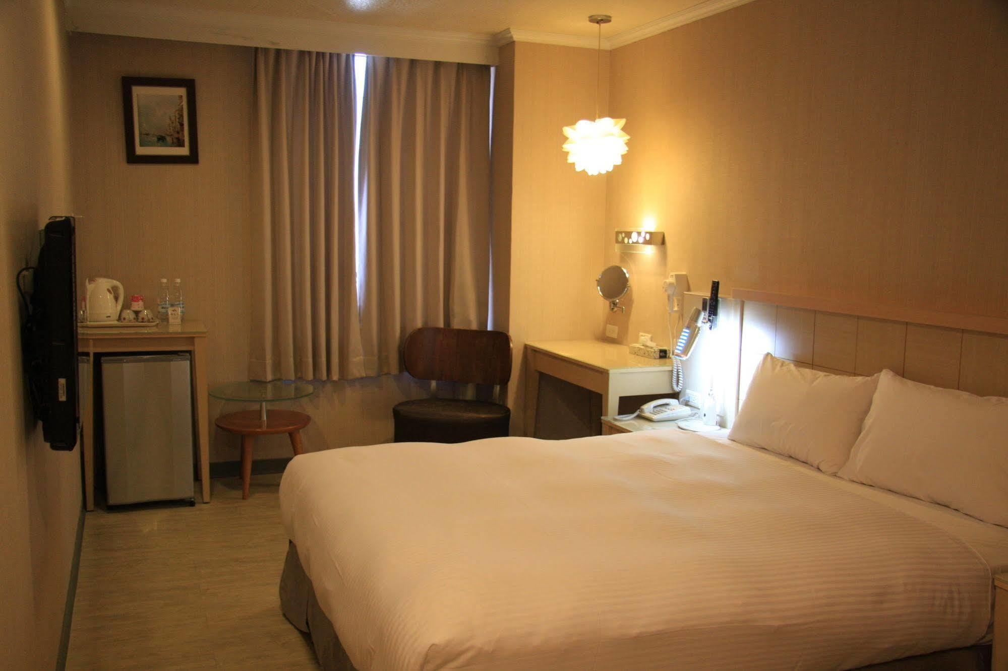 Just Enjoy Business Hotel Tainan Bagian luar foto