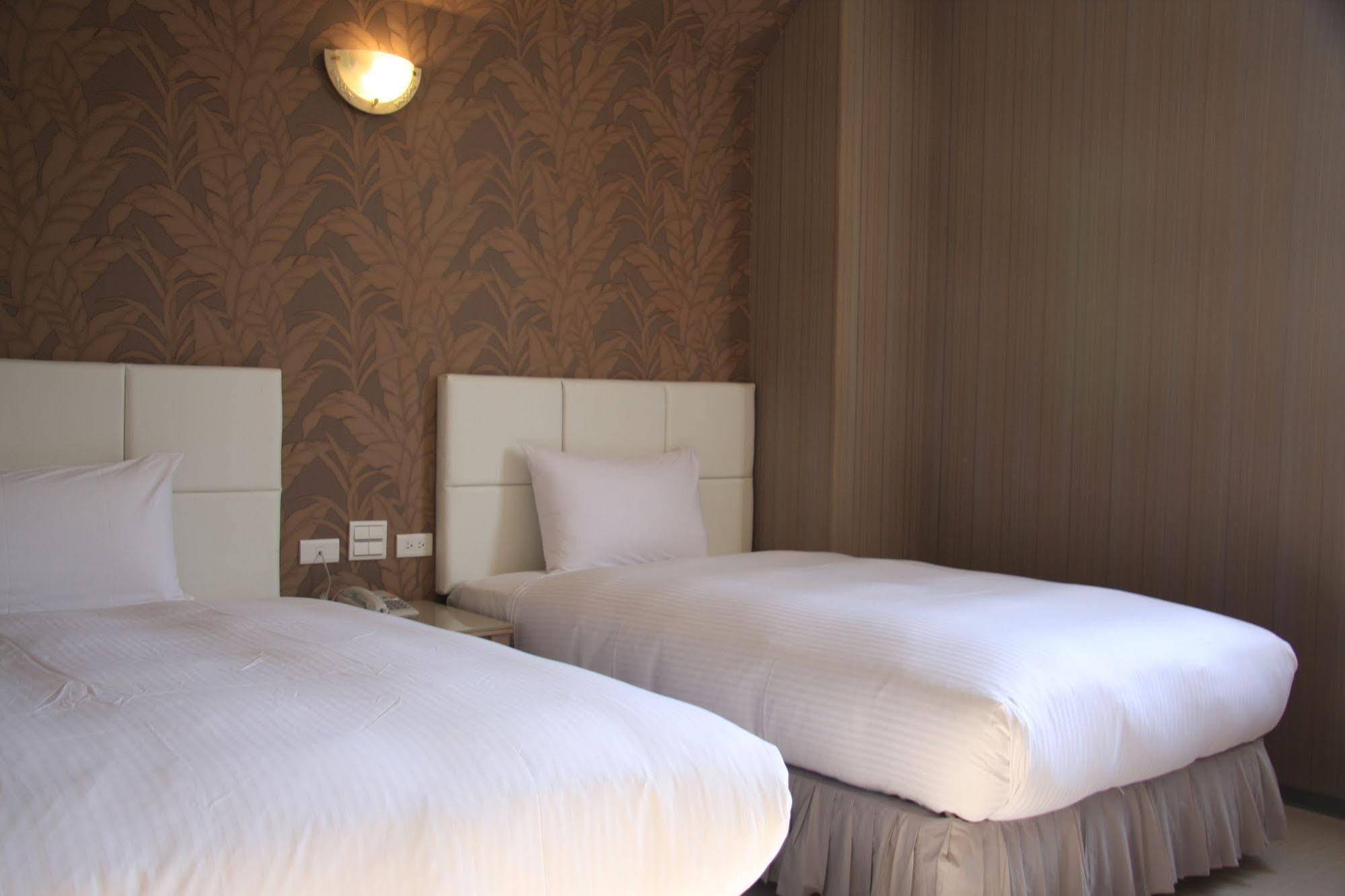 Just Enjoy Business Hotel Tainan Bagian luar foto