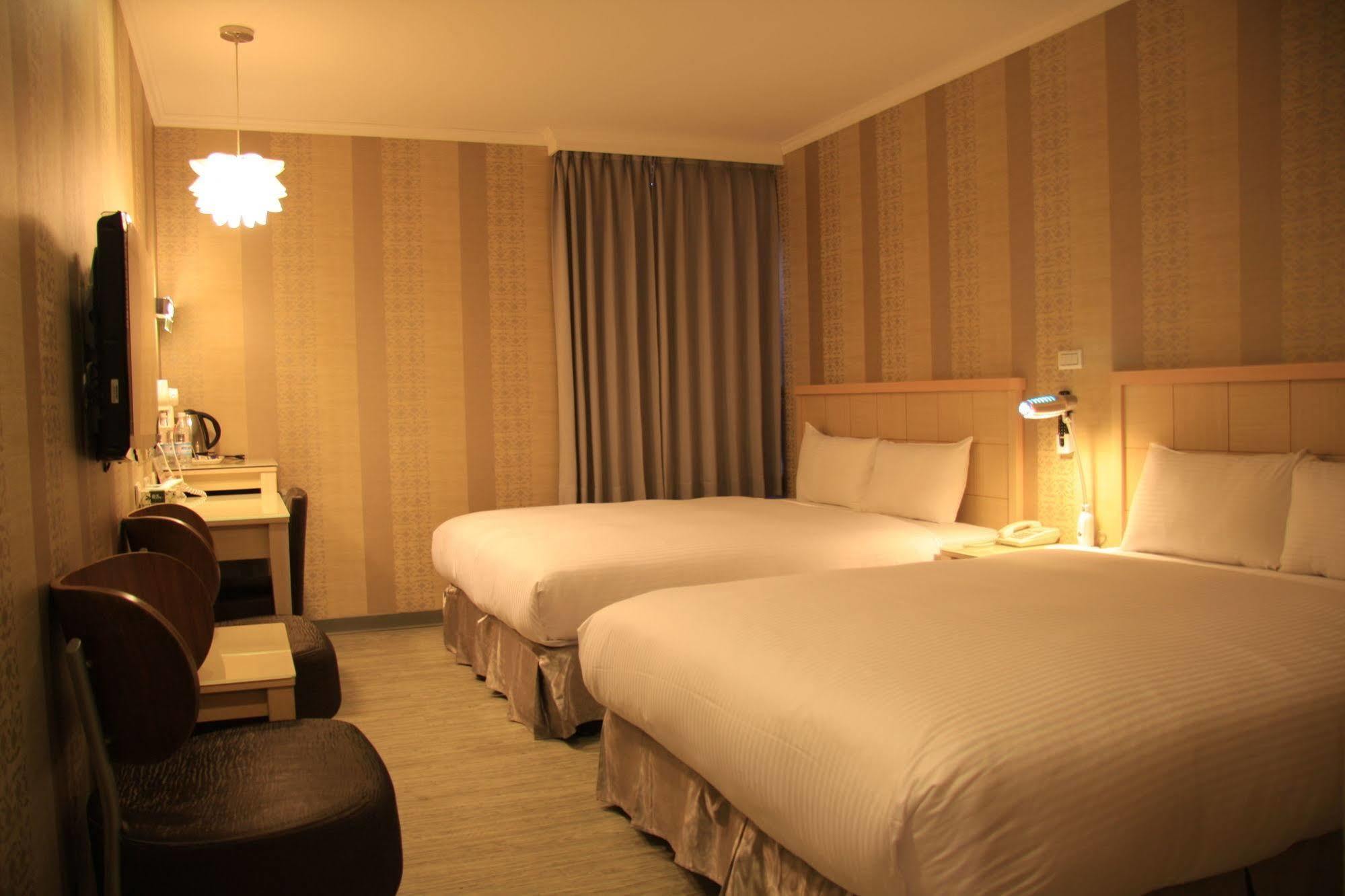 Just Enjoy Business Hotel Tainan Bagian luar foto