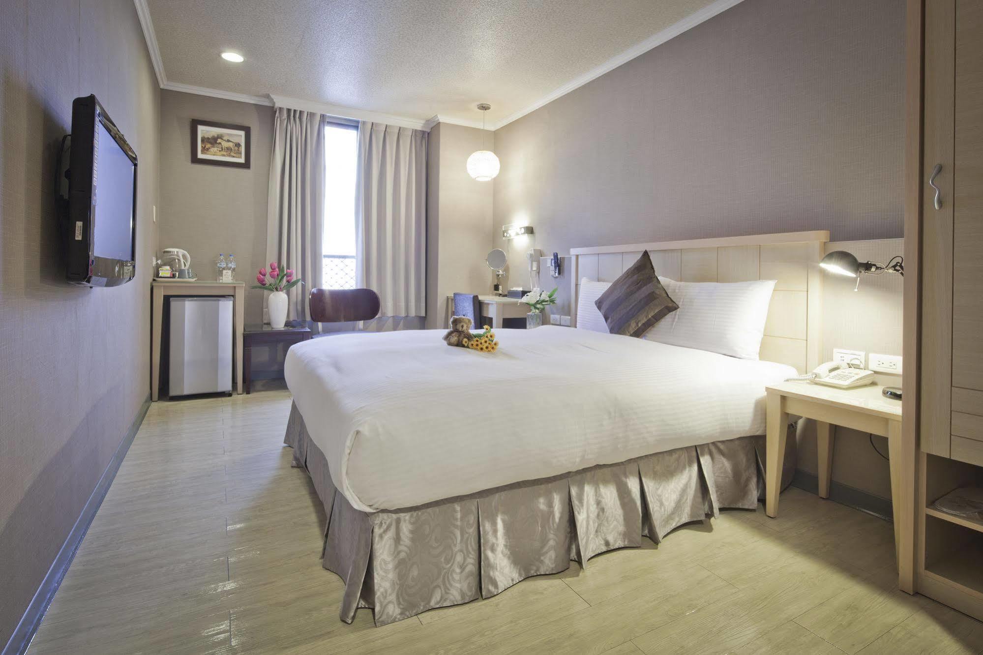 Just Enjoy Business Hotel Tainan Bagian luar foto