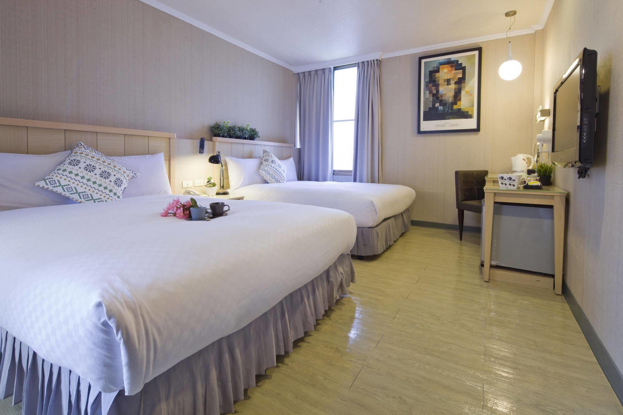 Just Enjoy Business Hotel Tainan Bagian luar foto