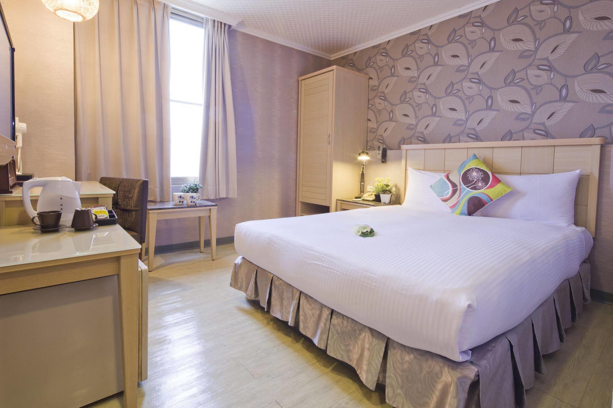 Just Enjoy Business Hotel Tainan Bagian luar foto
