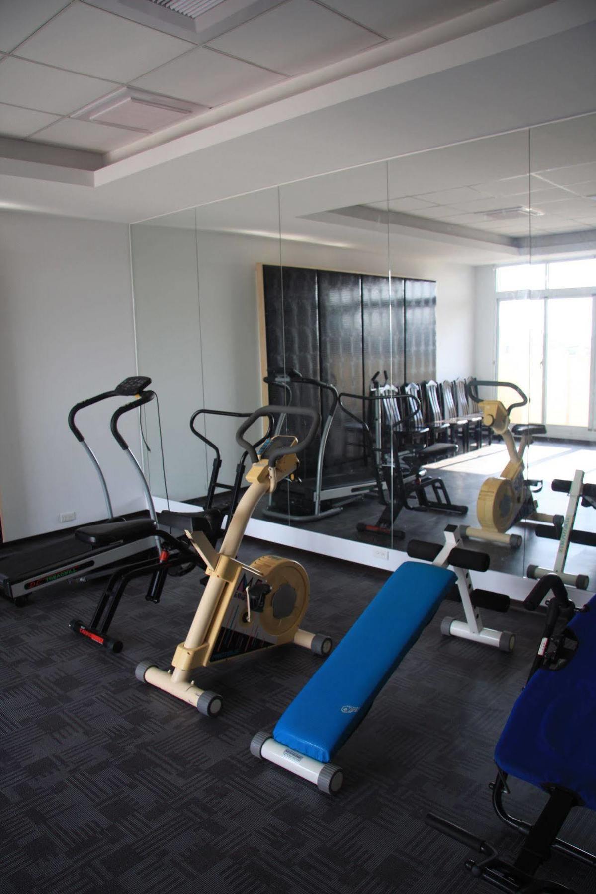 Just Enjoy Business Hotel Tainan Bagian luar foto