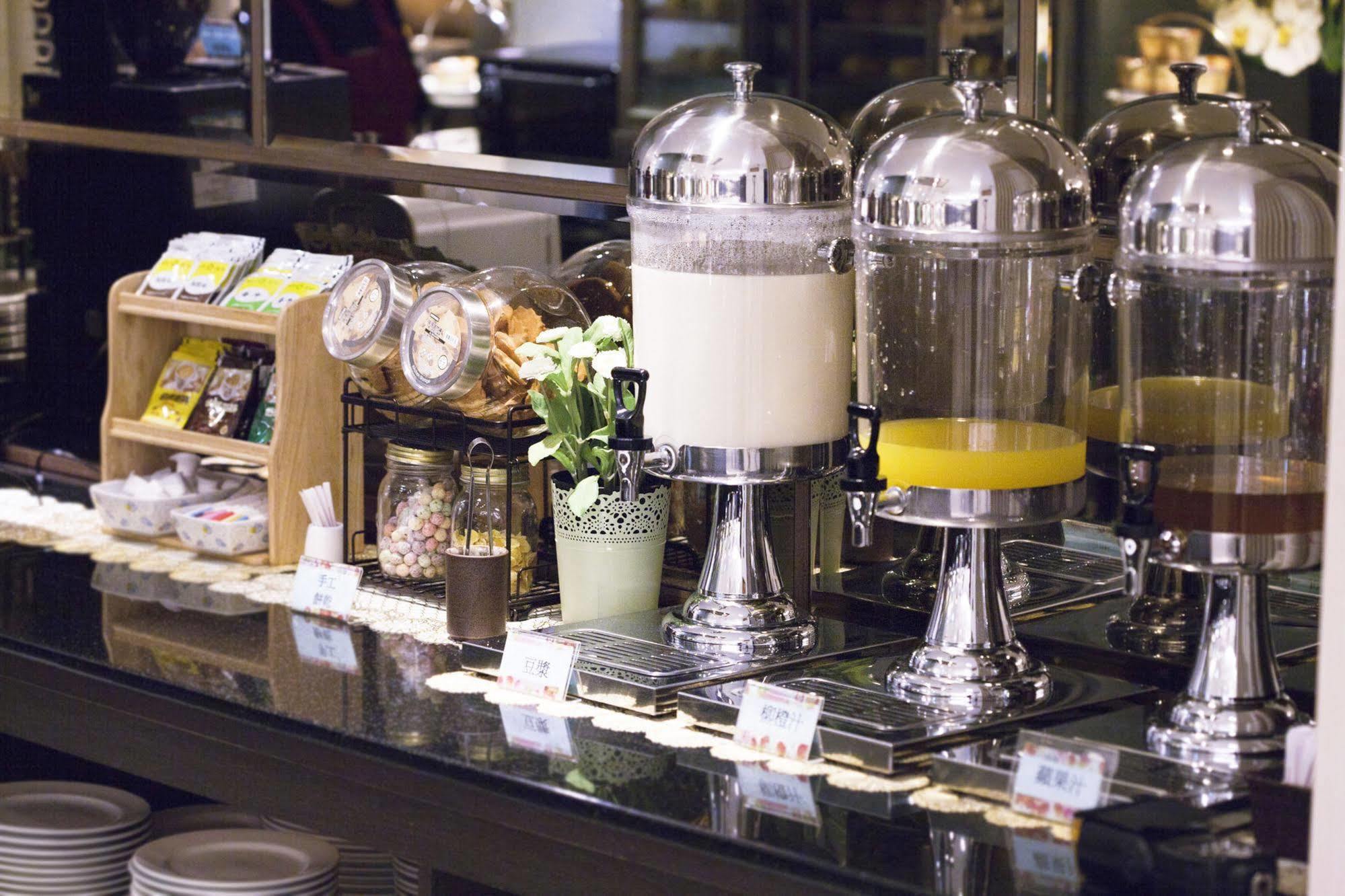 Just Enjoy Business Hotel Tainan Bagian luar foto