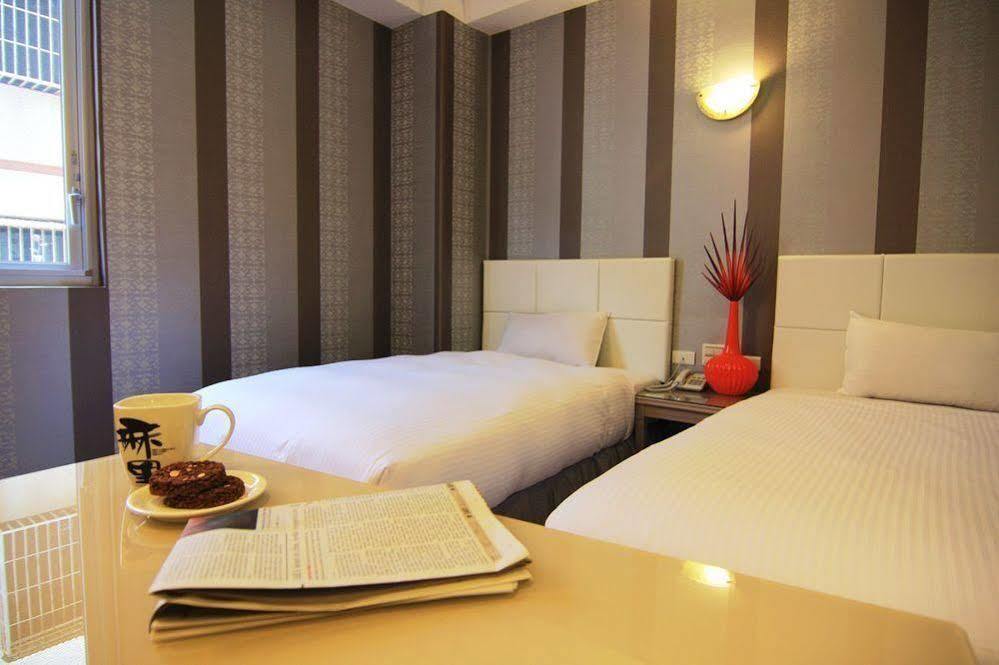 Just Enjoy Business Hotel Tainan Bagian luar foto