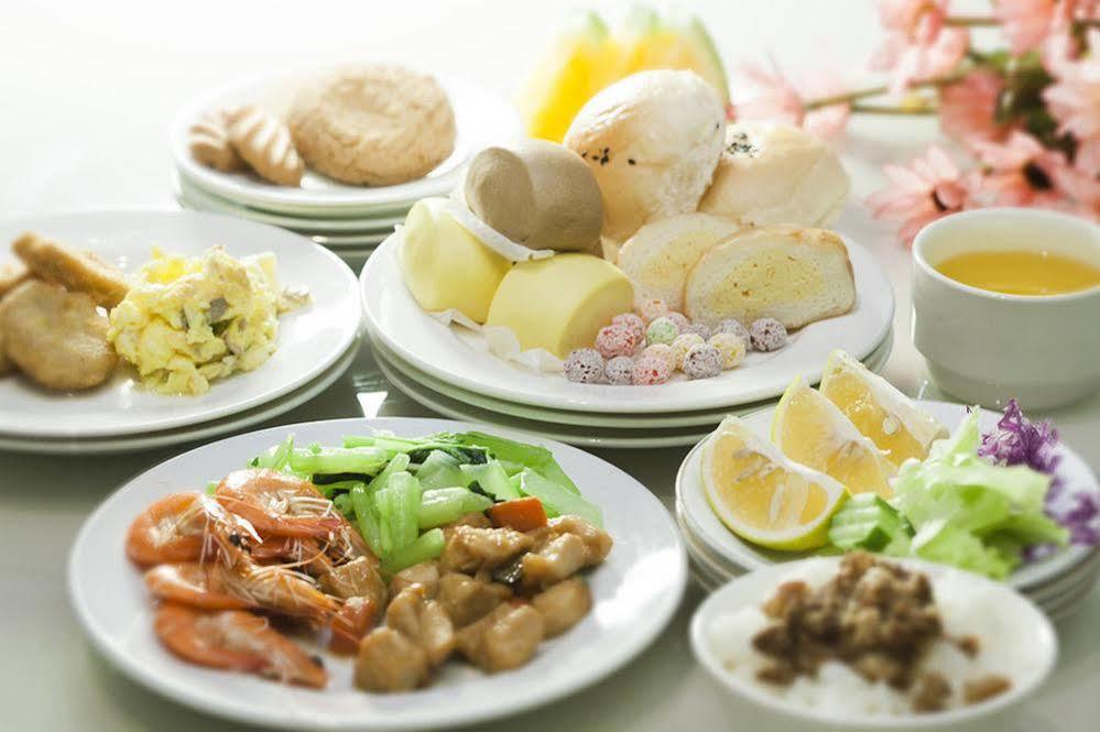 Just Enjoy Business Hotel Tainan Bagian luar foto