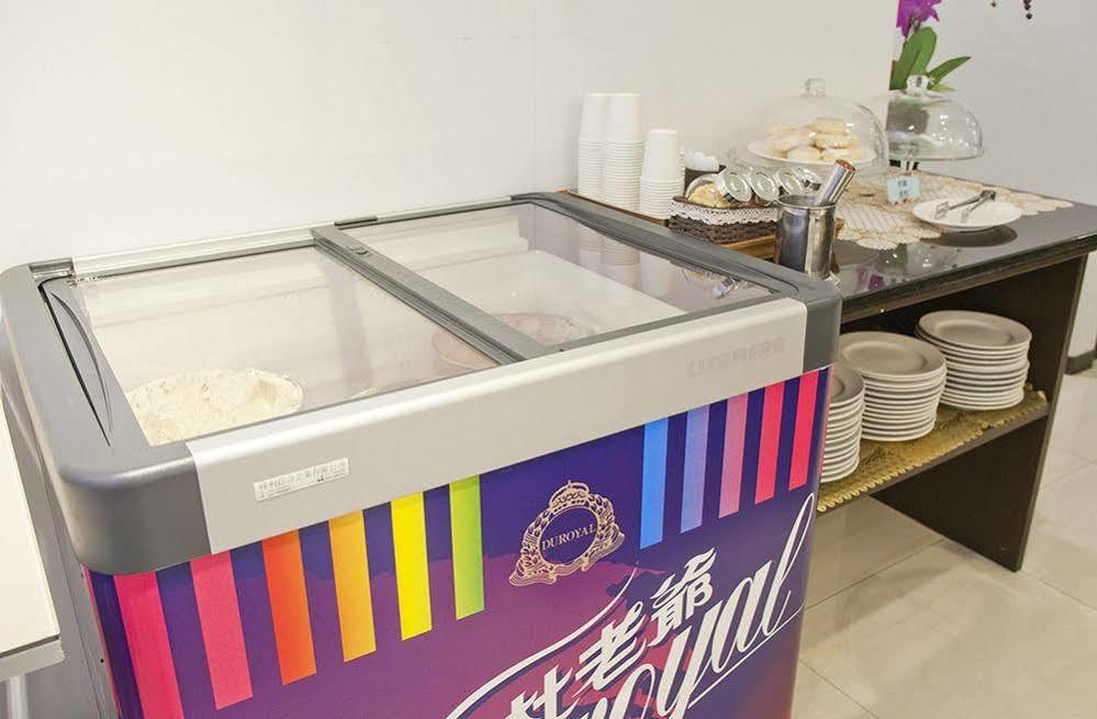 Just Enjoy Business Hotel Tainan Bagian luar foto