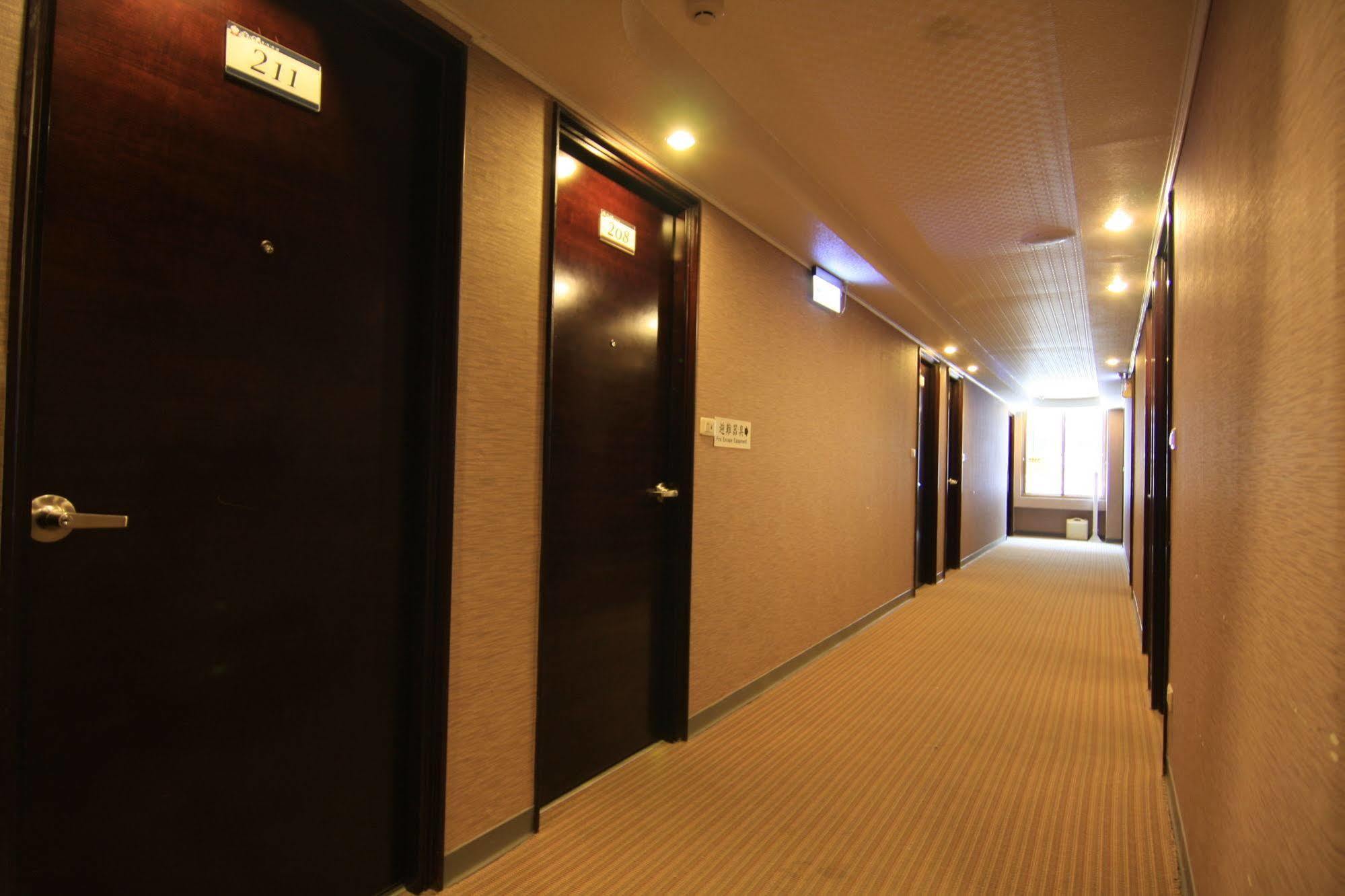 Just Enjoy Business Hotel Tainan Bagian luar foto