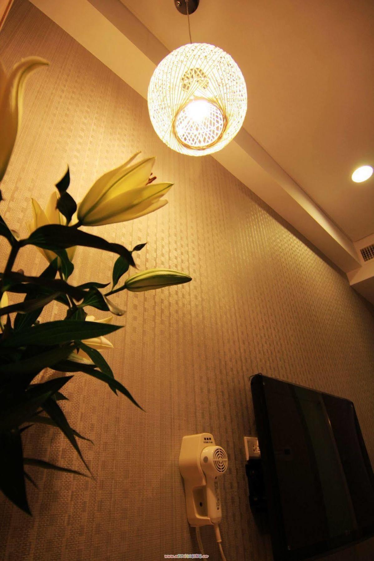 Just Enjoy Business Hotel Tainan Bagian luar foto
