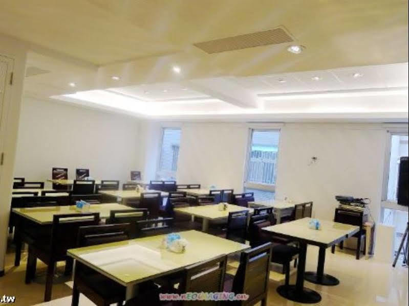 Just Enjoy Business Hotel Tainan Bagian luar foto