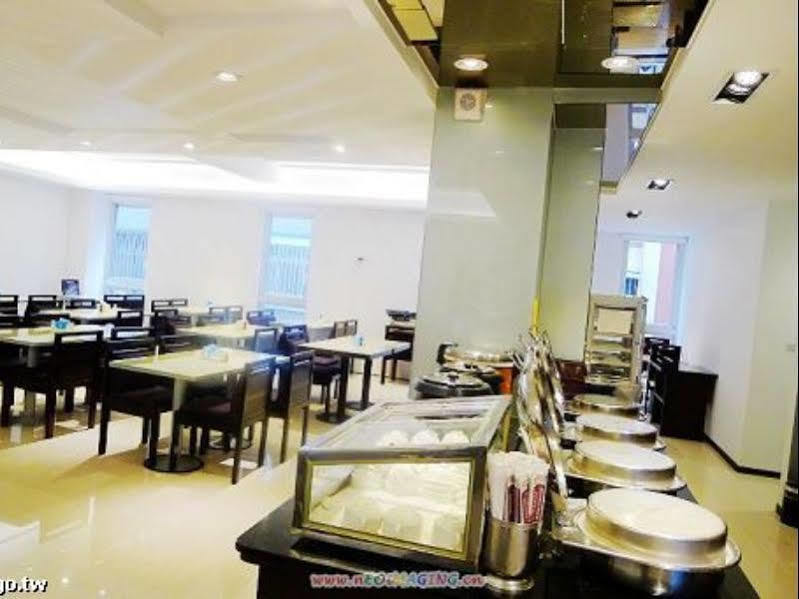 Just Enjoy Business Hotel Tainan Bagian luar foto
